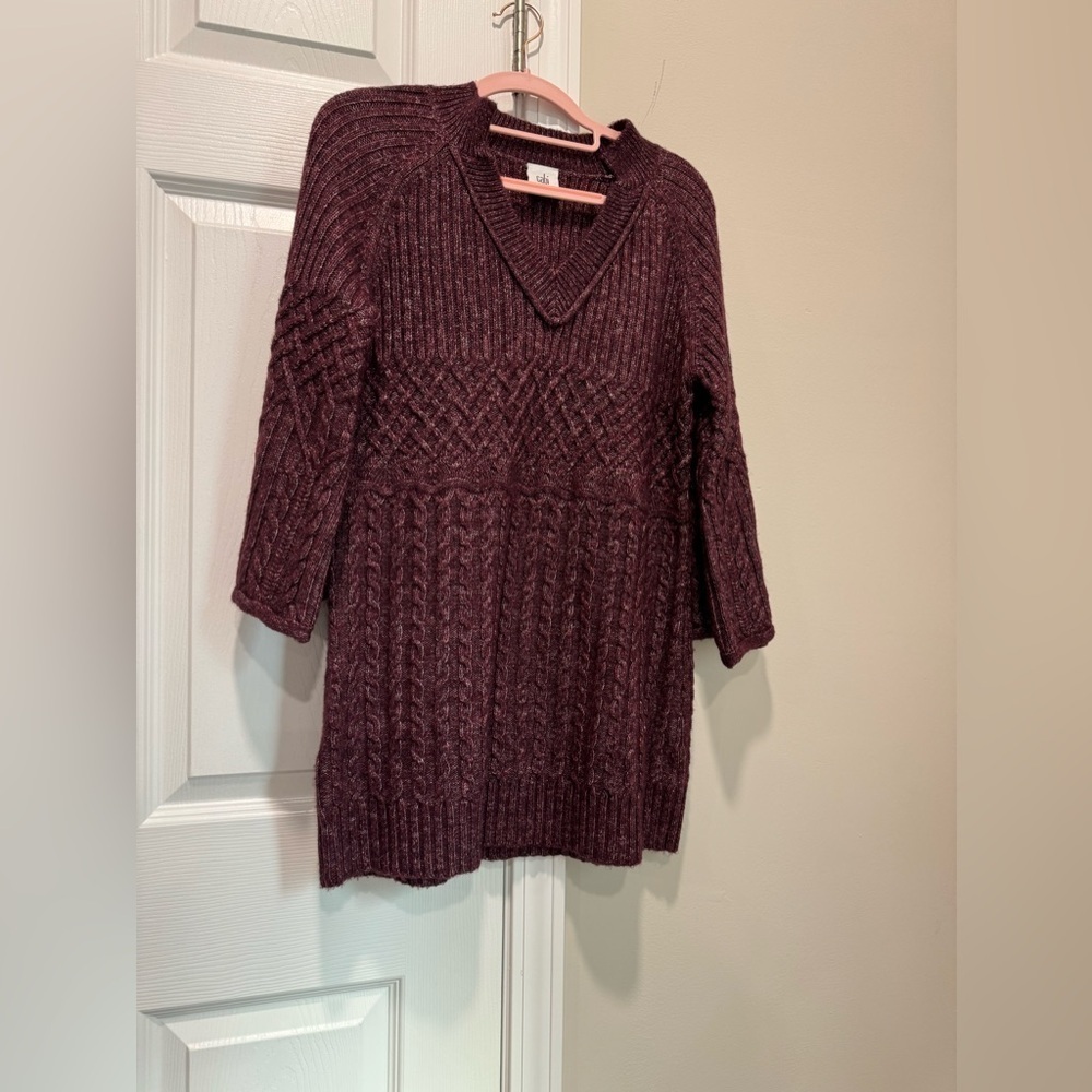 CAbi Chime V-Neck Pullover Sweater
Chunky Knit Maroon Sz : XS